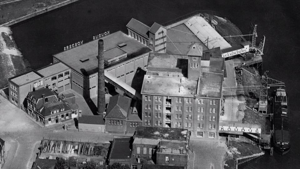 Prachtige luchtfoto uit 1951 van de voormalige veevoederfabriek incl uitbreiding aan de insteekhaven <a href="/shertogenbosch/">'s-Hertogenbosch</a>