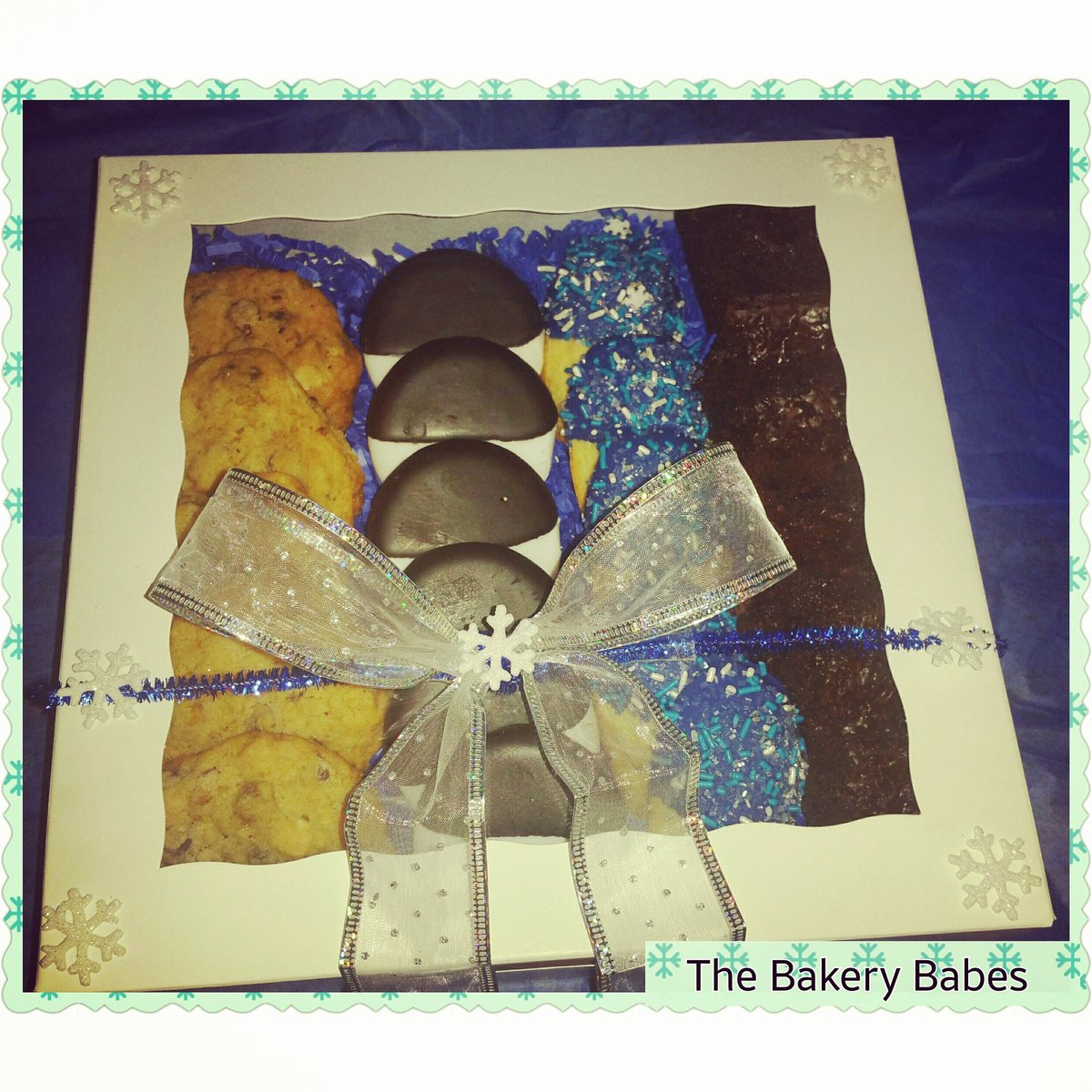 thebakerybabes's tweet photo. Holiday baked goods #bakerybabes #holidaydesserts #cookies #brownies #madeleines #chocolatefavors #ediblefavors https://t.co/P0pVWqT1lF