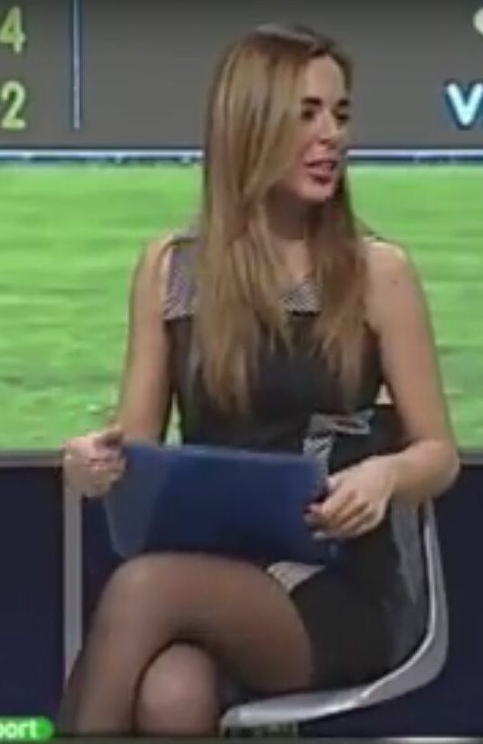 LiviaRoncaFan's tweet photo. La padrona di casa @giovanna7gold stasera è incredibile! Vestito corto, calze velate e tacco a spillo! Classe! https://t.co/KgebHfTyjs