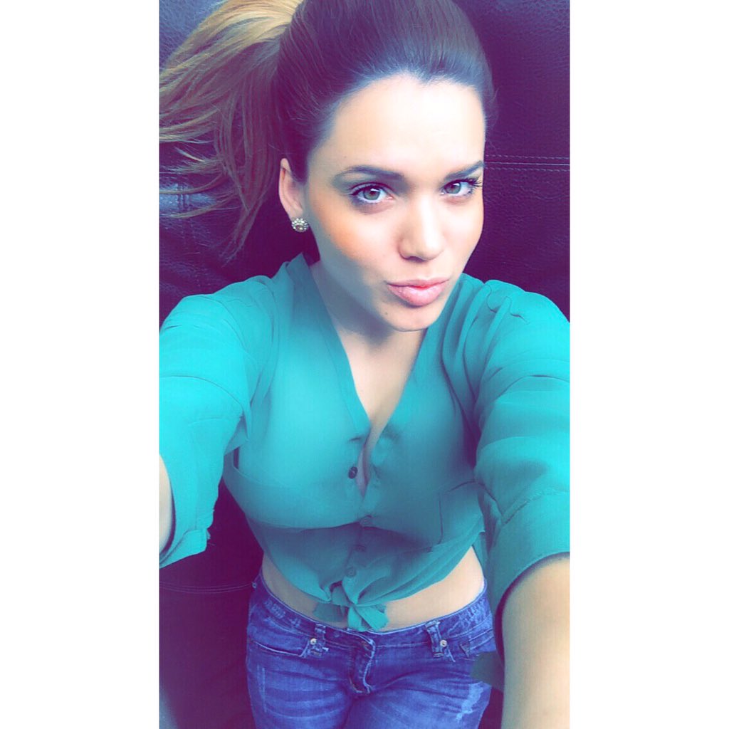 MSDAYANAAVILA's tweet photo. Quédate con quien entienda tu locura y no quiera cambiarla💋 https://t.co/LOXffJjAau