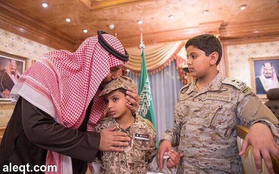 AzzamAlDakhil's tweet photo. أبناء #الشهيد_العقيد_عبدالله_السهيان مع سمو ولي ولي العهد في وقفة عز وفخر وهما يلبسان لباس الذود عن أرض الوطن. https://t.co/xdMaqH7tBZ
