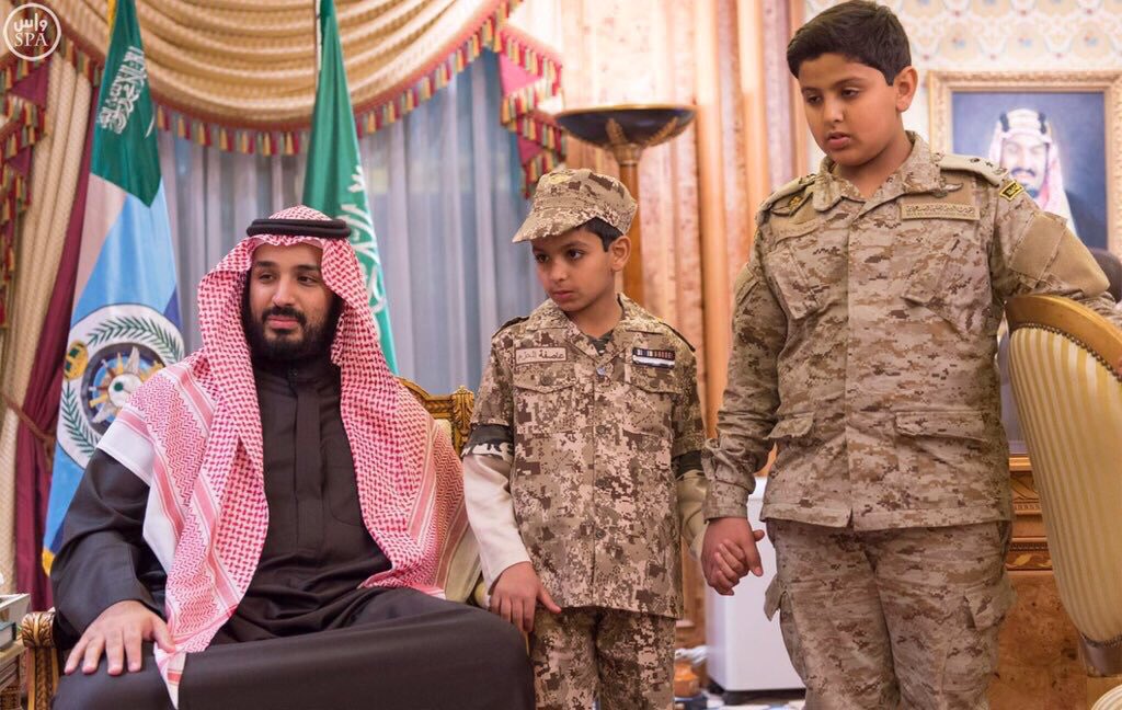 AzzamAlDakhil's tweet photo. أبناء #الشهيد_العقيد_عبدالله_السهيان مع سمو ولي ولي العهد في وقفة عز وفخر وهما يلبسان لباس الذود عن أرض الوطن. https://t.co/xdMaqH7tBZ