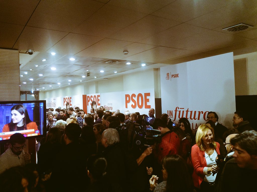 PSOE's tweet photo. Seguimiento en nuestra sede. Máxima expectación https://t.co/yKLyKDonRo