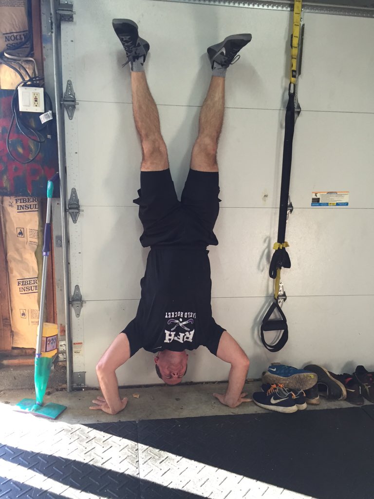 fitzstrength275's tweet photo. Big bro @johnrfitz hitting some handstand push-ups #FISTTrained @mizzemfitz @nachogx9000 https://t.co/ZACgTBnH8Z