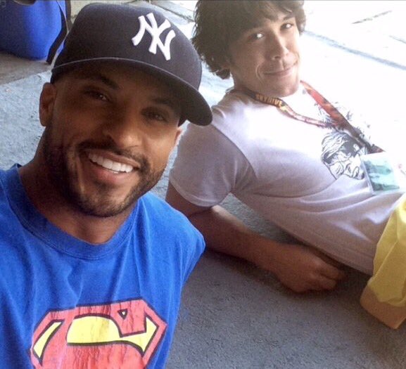 Ricky Whittle acabou de postar essa foto desejando feliz aniversário para o Bob, HAPPY BDAY BOB MORLEY 