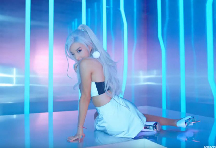 ChooseOne___'s tweet photo. Choose one ❄ 
#NeonVideos https://t.co/B00iOzAFrH