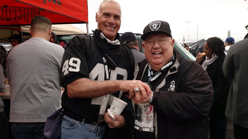 maddyp_hall's tweet photo. Bill sharing stories with #49 Mike Siani #RaidersPix https://t.co/z5dK9jPjpx