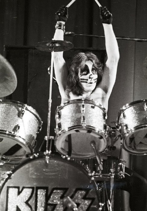 Happy birthday to Peter Criss from & Chris Robinson from 