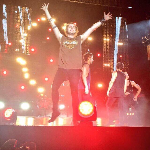5SOSHGirls's tweet photo. How I felt after the concert -C https://t.co/2EBdQC3wQs