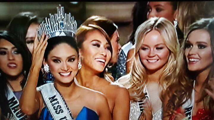 ABSCBNpr's tweet photo. Miss Philippines wins Miss Universe. Congratulations @piawurtzbach https://t.co/qql1NRzzVw
