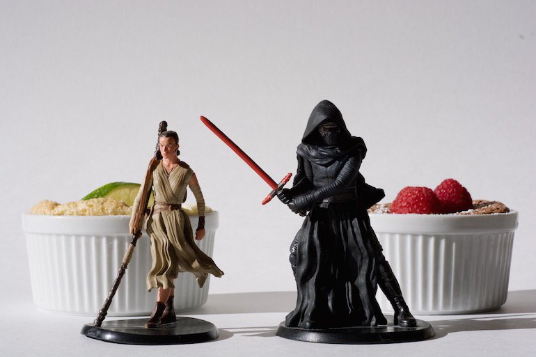 SpoonUniversity's tweet photo. We can't get over @starwars #episodeVII ... and these lightsaber inspired soufflés -->  https://t.co/lvMUvUx2vb https://t.co/rS9OXHdMWZ