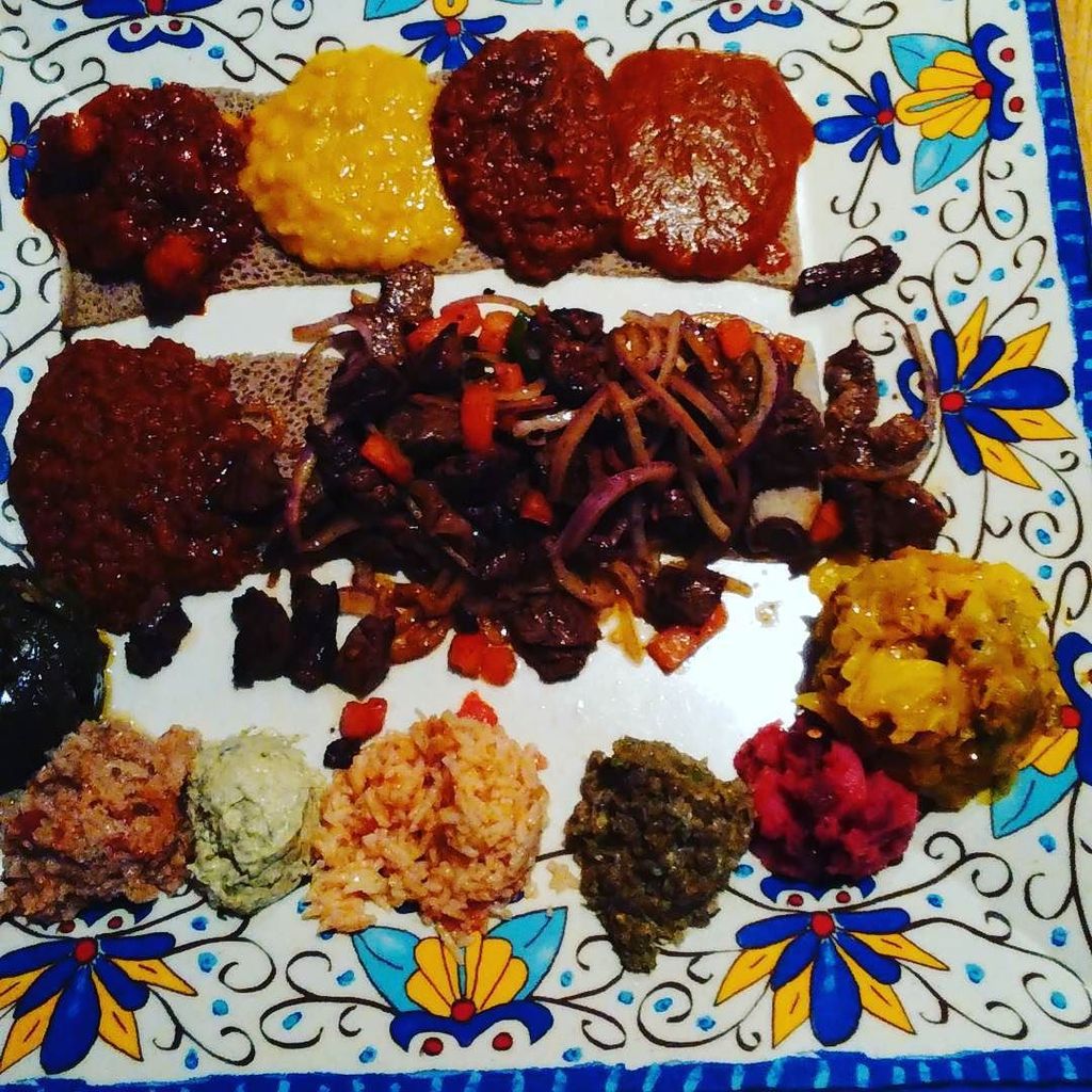 meekie75's tweet photo. Eating with your hands is fun! #ethiopianfood #injerabread #imabeliever by lacilee7 https://t.co/6GQIgECcIc