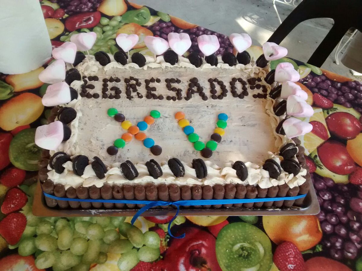 parodi_lu's tweet photo. Torta de egresados 💙 https://t.co/xv4R8FWRPE