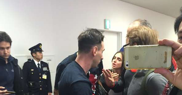 DiarioOle's tweet photo. #Messi fue escupido e insultado por hinchas de #River en el aeropuerto, Leo reaccionó...▶ https://t.co/HadfI0wbFd https://t.co/KGFTW79RHr