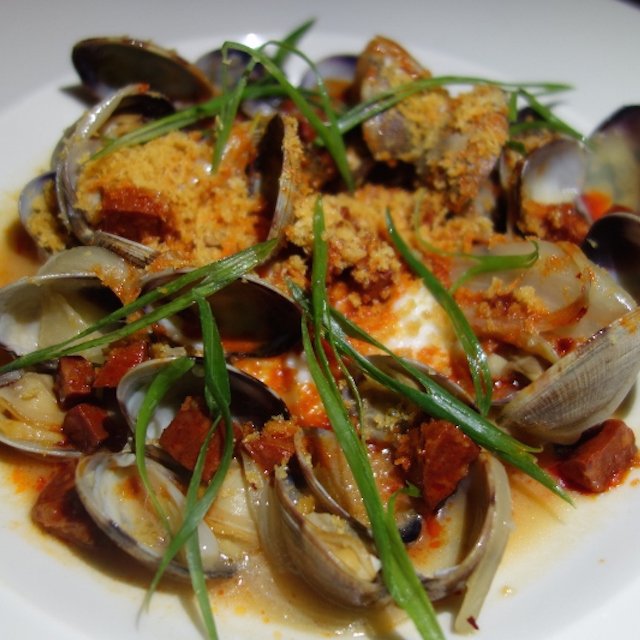 Decadent meals don't always have to be heavy. #clams #healthyeats #seafood #foodporn #shermanoaks