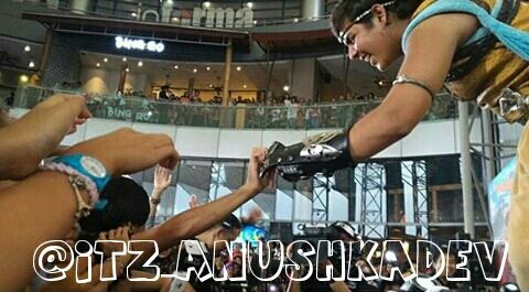 itz_anushkadev's tweet photo. 'LIVE IN GANDARIA CITY,JAKARTA' https://t.co/Mri1J1KsL8