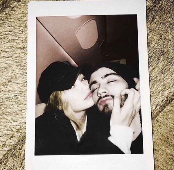 1DUpdatesW's tweet photo. Foto de Zayn &amp; Gigi a color. #1DUW

#VideoMTV2015 One Direction https://t.co/BToyZScTm2