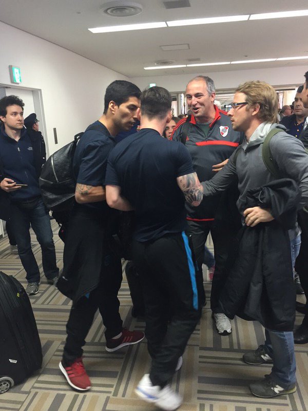 FutboolFichajes's tweet photo. Messi fue a encarar a un hincha de River que lo insultó y lo escupió en pleno Aeropuerto Narita https://t.co/MofUGP0HZ5