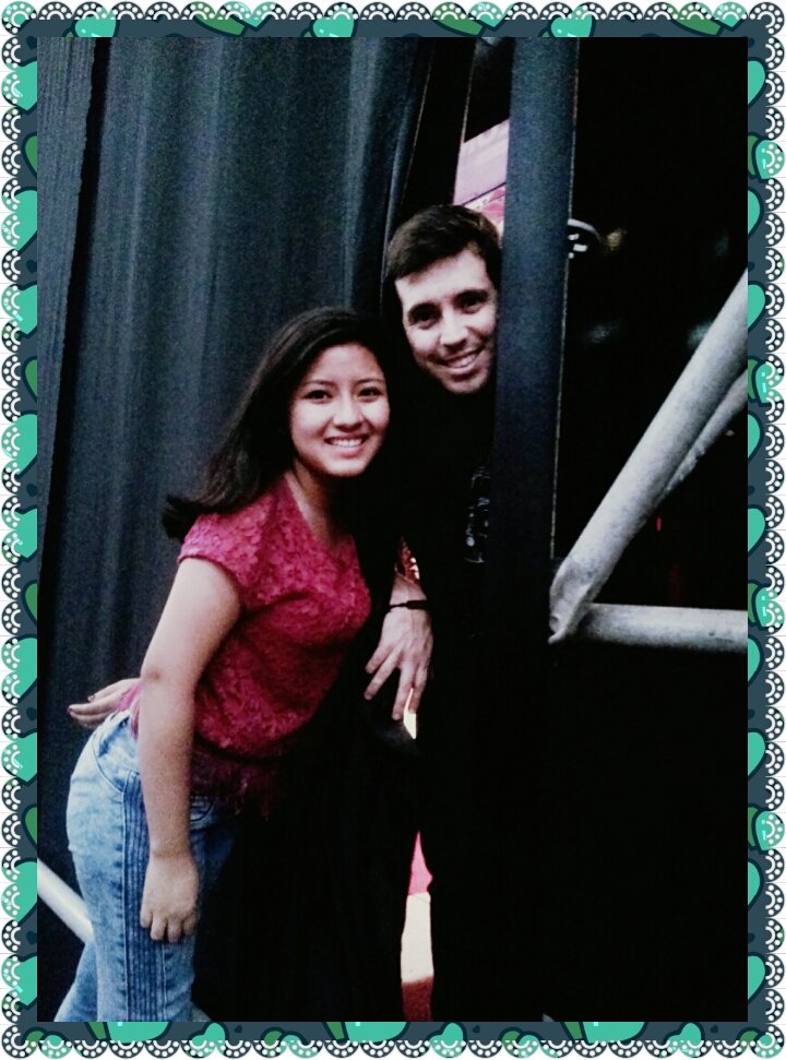 mari_lozada10's tweet photo. Que linda tarde y con el mejor, gracias x la foto! @JesusAlzamora #SuperChurro #FanEnamorada #Pulpin #StarCon2015 https://t.co/YmBPCv8NuY