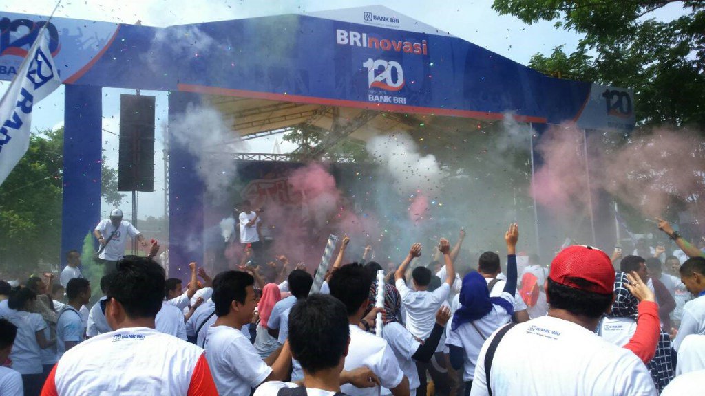 nongkrong_dmn's tweet photo. Meriahnya Perayaan 120 tahun BRI https://t.co/ly1tCCNboc https://t.co/fyECPNqiWd