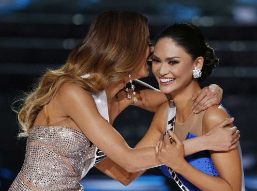 cait_marie14's tweet photo. uhm well that was uncomfortable. ultimate #pageantfail #MissUniverse2015. https://t.co/bxO62sq8SK