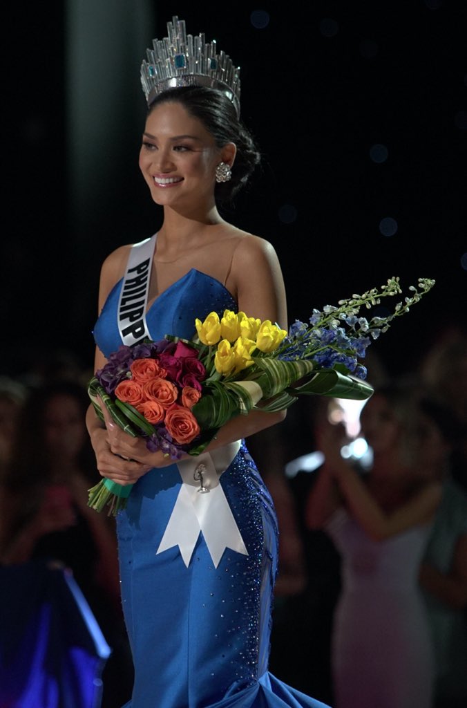 schemetz's tweet photo. HER CROWNING MOMENT WHY DID THEY CUT IT #MissUniverse2015 https://t.co/HzeOyoobgJ