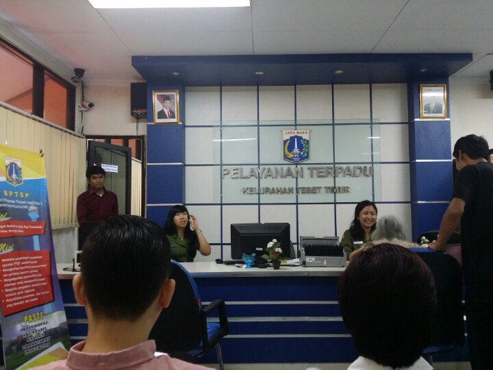 BiLLYKHAERUDIN's tweet photo. Kantor kelurahan melayani warga dah mirip bank melayani customer https://t.co/4imbvCLTvR