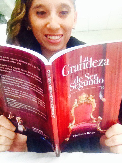 AdriiEscobar98's tweet photo. Con mi pastor en el lanzamiento de su libro La grandeza Oculta de Ser Segundo.
#galacompaz @PastorVladimir https://t.co/22ftlCEptu