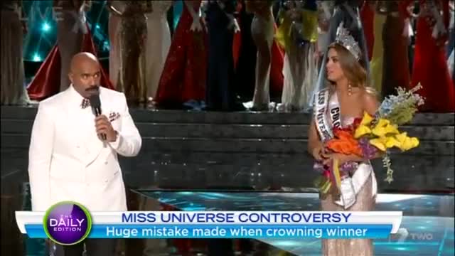Cooperativa's tweet photo. [Video] El vergonzoso error que empañó #MissUniverse2015 https://t.co/ejBJMulUkr https://t.co/O5kqDLvsnP