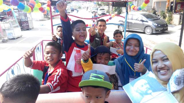 RelawanPintar's tweet photo. Anak anak juga keliling Lhokseumawe dengan Odong Odong..Kebahagaian yg nyata @Ind_Mengajar @iloveaceh #JAAU https://t.co/m4LBEv7Kca