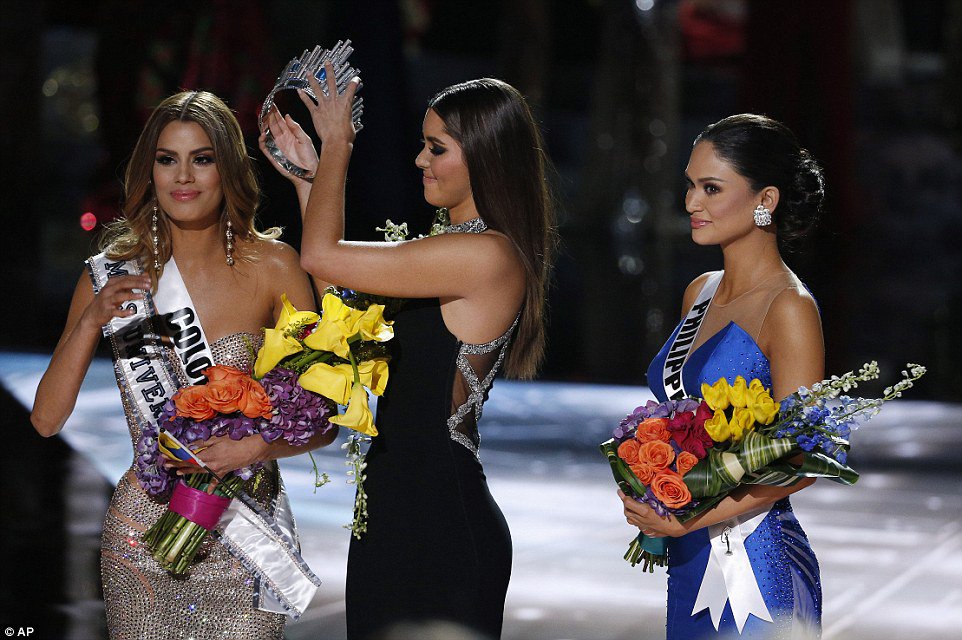 Le quitan la corona de #MissUniverse2015 a #Colombia. Mira el video aquí ---> tlmdo.co/1NGin3f