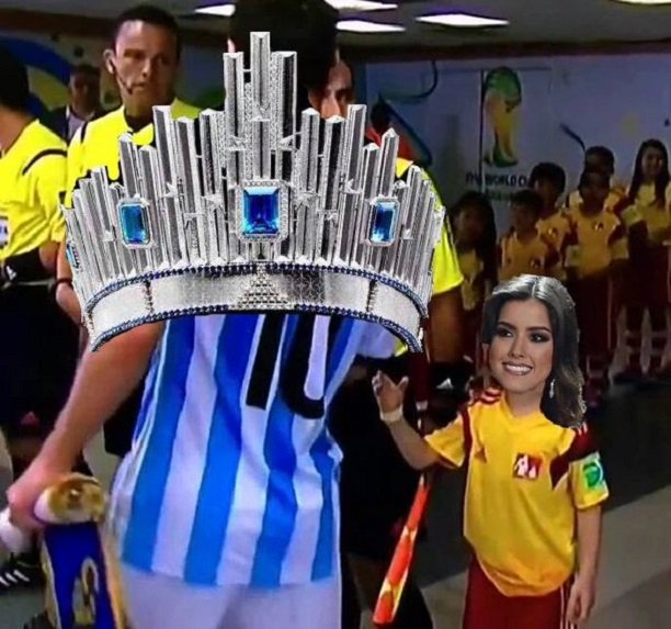 ChilangoCom's tweet photo. El Epic Fail del año en #missuniverse2015, acá los memes https://t.co/kPMzSW8P0H https://t.co/uQLpzbybQE