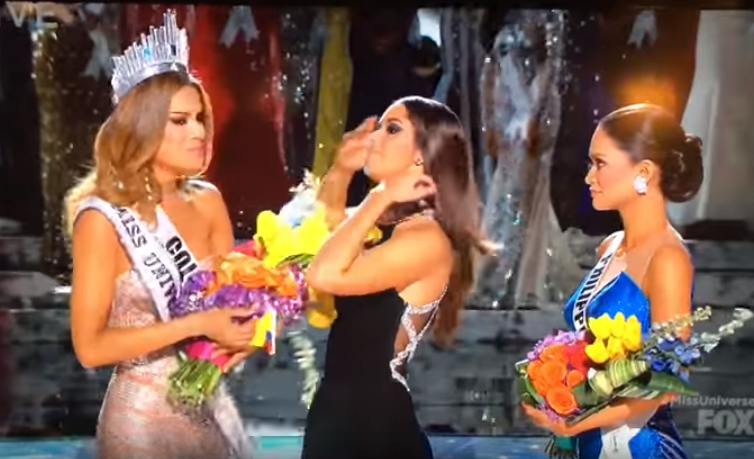 Coronan a #Colombia como #MissUniverso... por dos minutos #error #increíble #misscolombia ow.ly/W9Oki