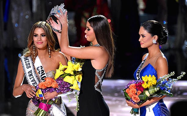 EW's tweet photo. Steve Harvey apologizes after that royally awkward #MissUniverse2015 mishap: https://t.co/ESApPPAXyR https://t.co/4am1lby4nm