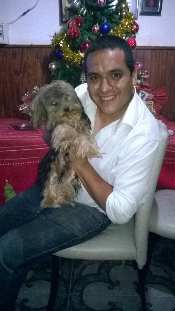 marcelomicro1's tweet photo. Soy de los que usan el mantel de navidad 🎄 en todo el año!!! https://t.co/CUGoAEkGuf