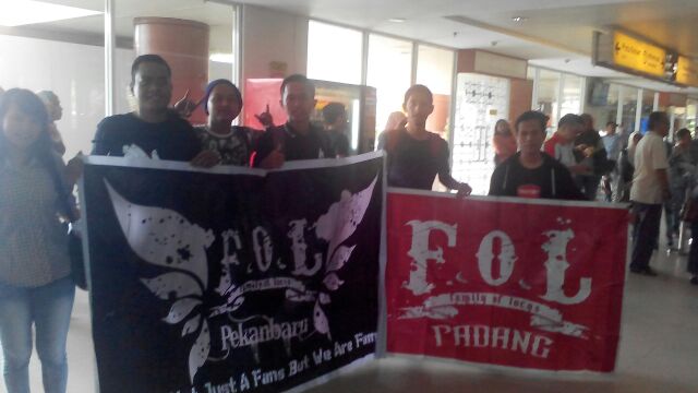 Saat penyambutan @saintlocoband td di bandara bersama @FOL_Pekanbaru dan langsung otw Rengat! Lets rawkkkkk FOL!!