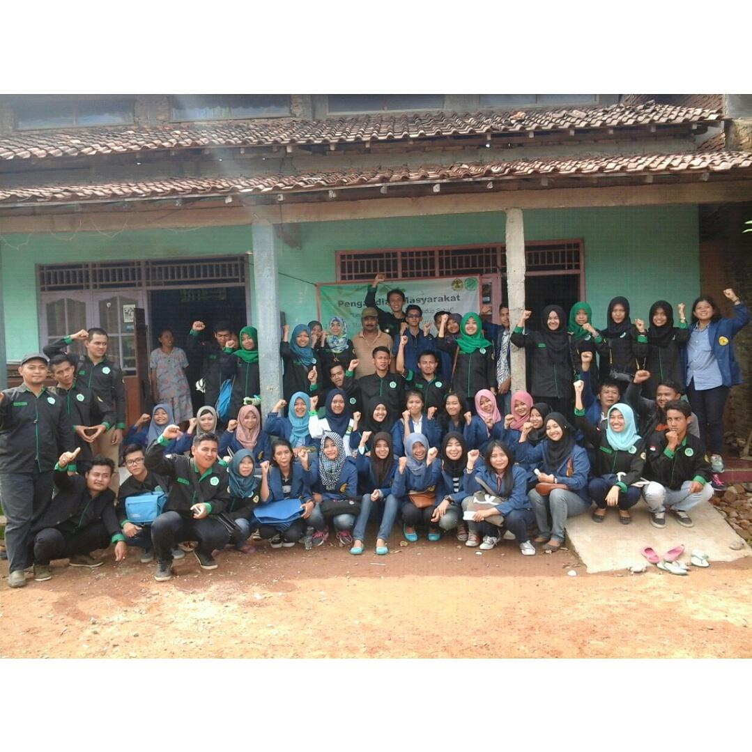 (baksos), ketua pelaksana menyerahkan plakat kpd Bapak Irawan slaku ketua Rt desa jamus kec.pedurungan n foto brsama