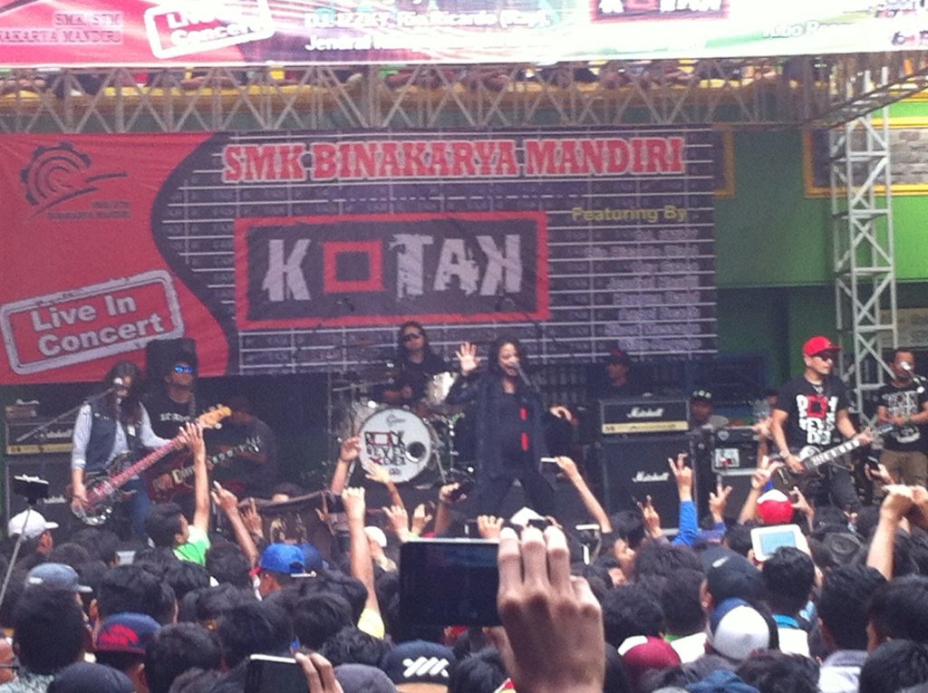 Siang td event internal <a href="/WarnerMusicID/">WarnerMusicID</a>: masih di SMK Binakarya Mandiri Bekasi bersama kotakband_ ... Petjahhhh!!! "