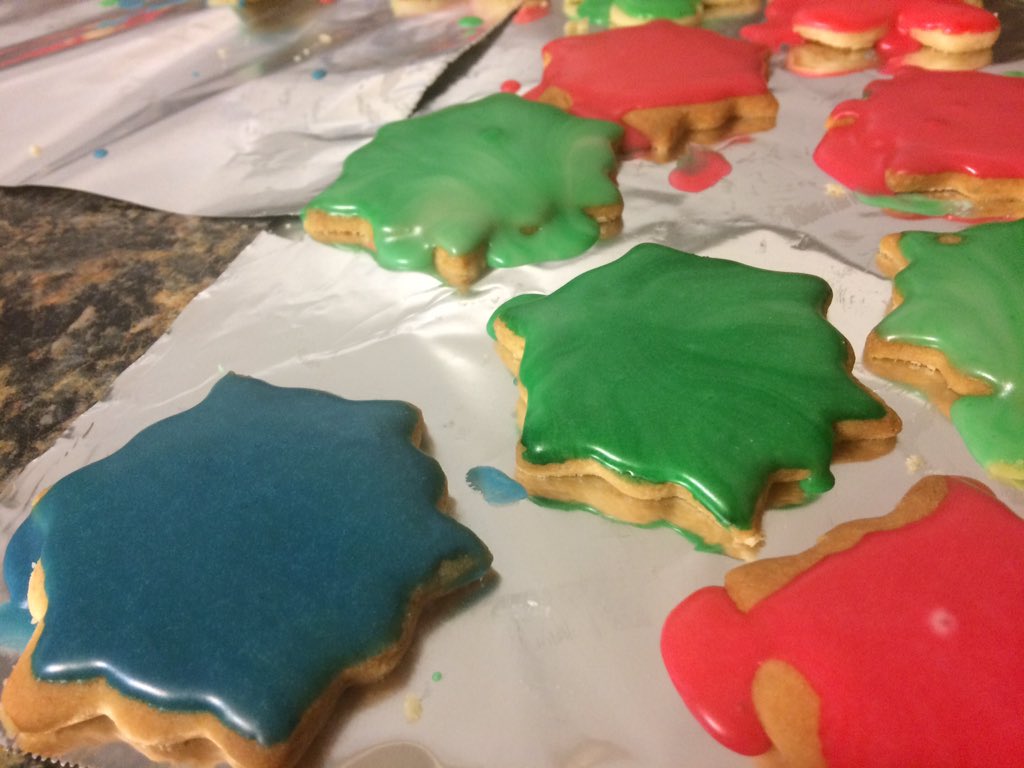 HallyuBack's tweet photo. And with sugar cookies I think this year's cookie baking is finished! #icingfail #idgaf #atleasttheylltastegood https://t.co/CQ3Ul7tyOc
