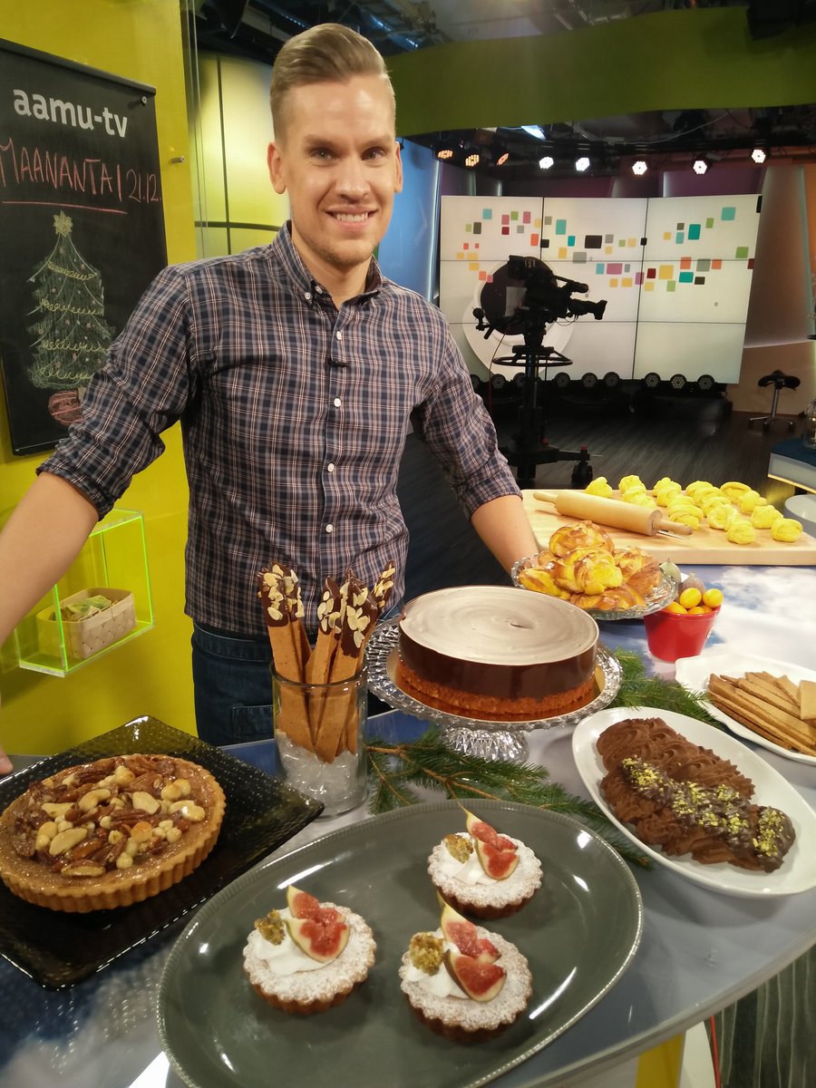 ssavikko's tweet photo. Nyt on pöytä koreana #aamutv:ssä. Kaikki @wstromanders:n loihtimia. Mitä leipoa joulupöytään - siitä kohta @Aamutv. https://t.co/iBC10ZELKr