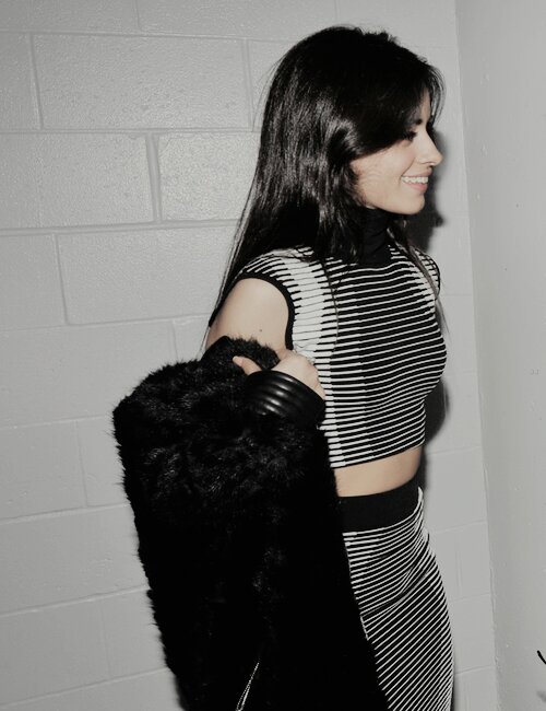 PoetuitsCamila's tweet photo. todavía no entiendo cmo puede caber tanta perfección y belleza en un cuerpo tan chiquito #VideoMTV2015 Fifth Harmony https://t.co/fhbOJTDVdQ