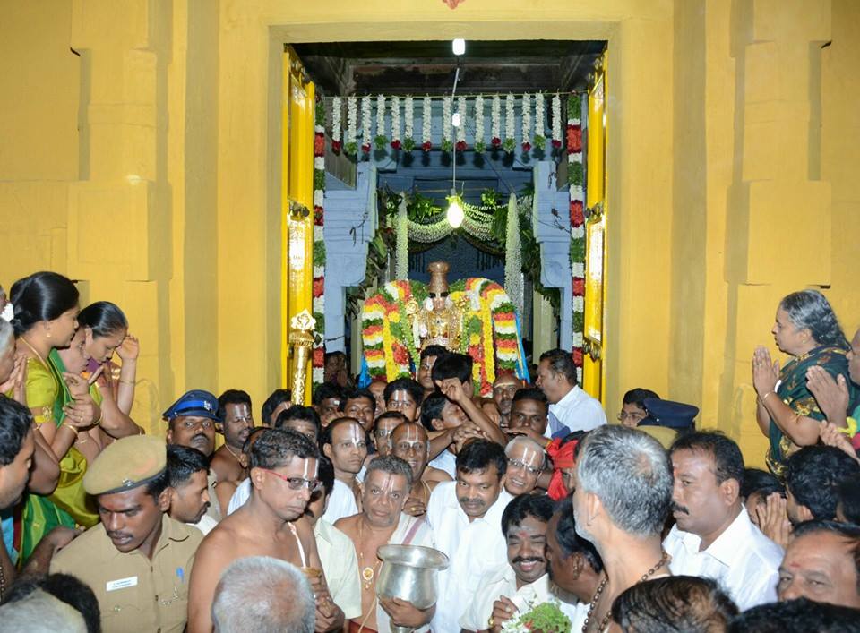 SakthiVikatan's tweet photo. ஸ்ரீவில்லிப்புத்தூர் ஆண்டாள் கோயிலில் வைகுண்ட ஏகாதசி விழா!
#srivilliputhur #andal #vaikunthaekadashi https://t.co/m2FaCVcm1n