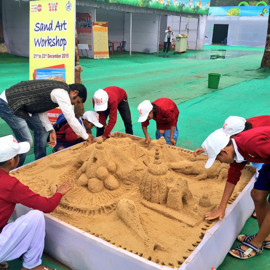 sudarsansand's tweet image. Sand art workshop for #tribal students with me  on state level #SARGIFUL prog at #Bhubaneswar .