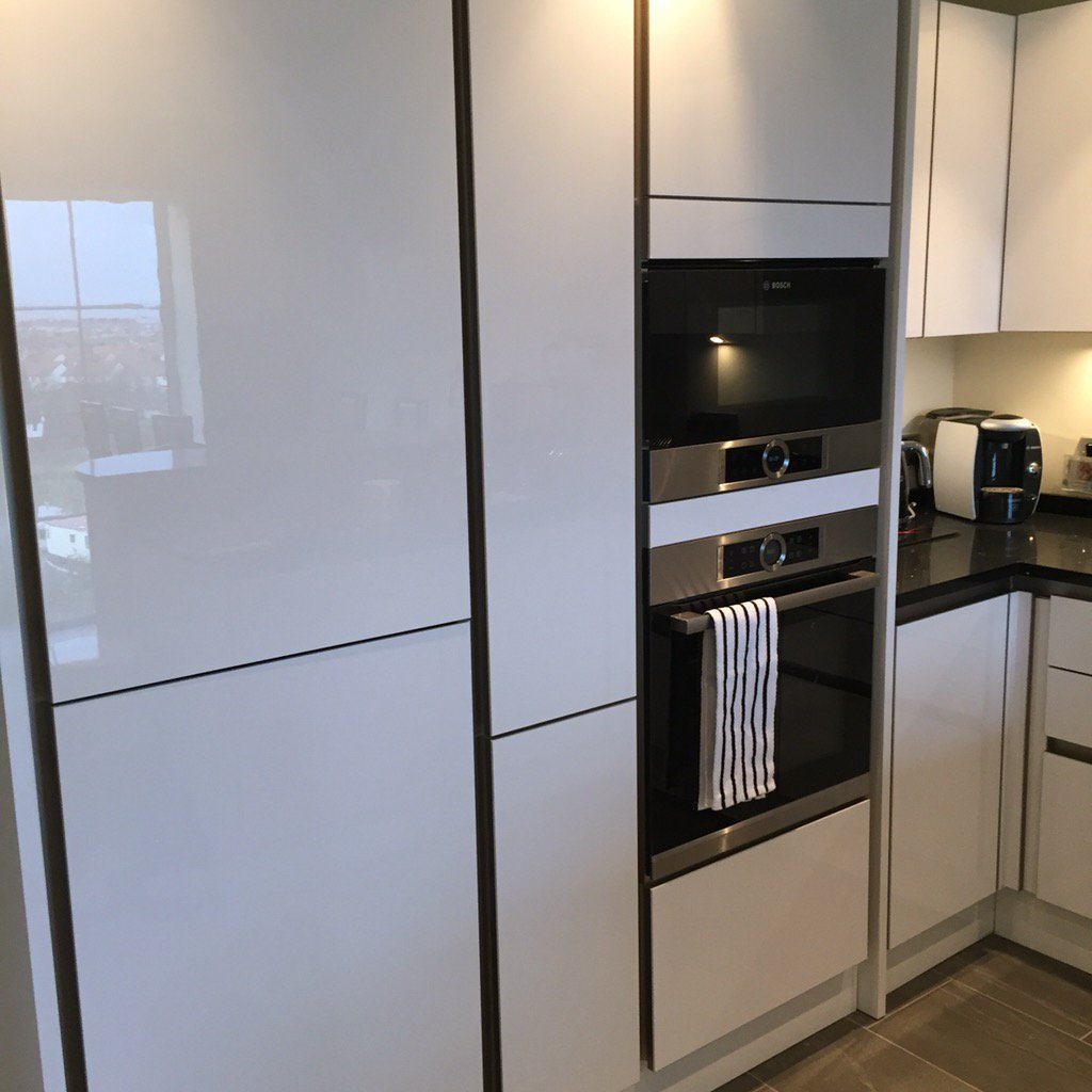 MagnaKitchens's tweet photo. high gloss #contemporary #fitted  #kitchen #granite #worktops #conwy #northwales https://t.co/wDVzeS5sV3