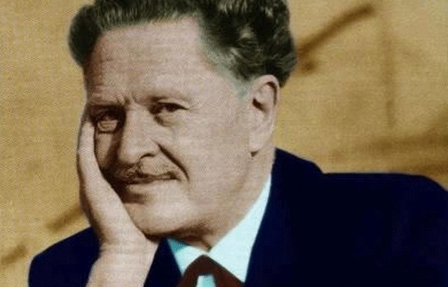 Kitapcumlelerii's tweet photo. Öyle ölüler vardır ki, ben onların öldüklerini düşündükçe, vakit olur yaşadığımdan utanırım.

Nazım Hikmet https://t.co/HPLh5KDUfS
