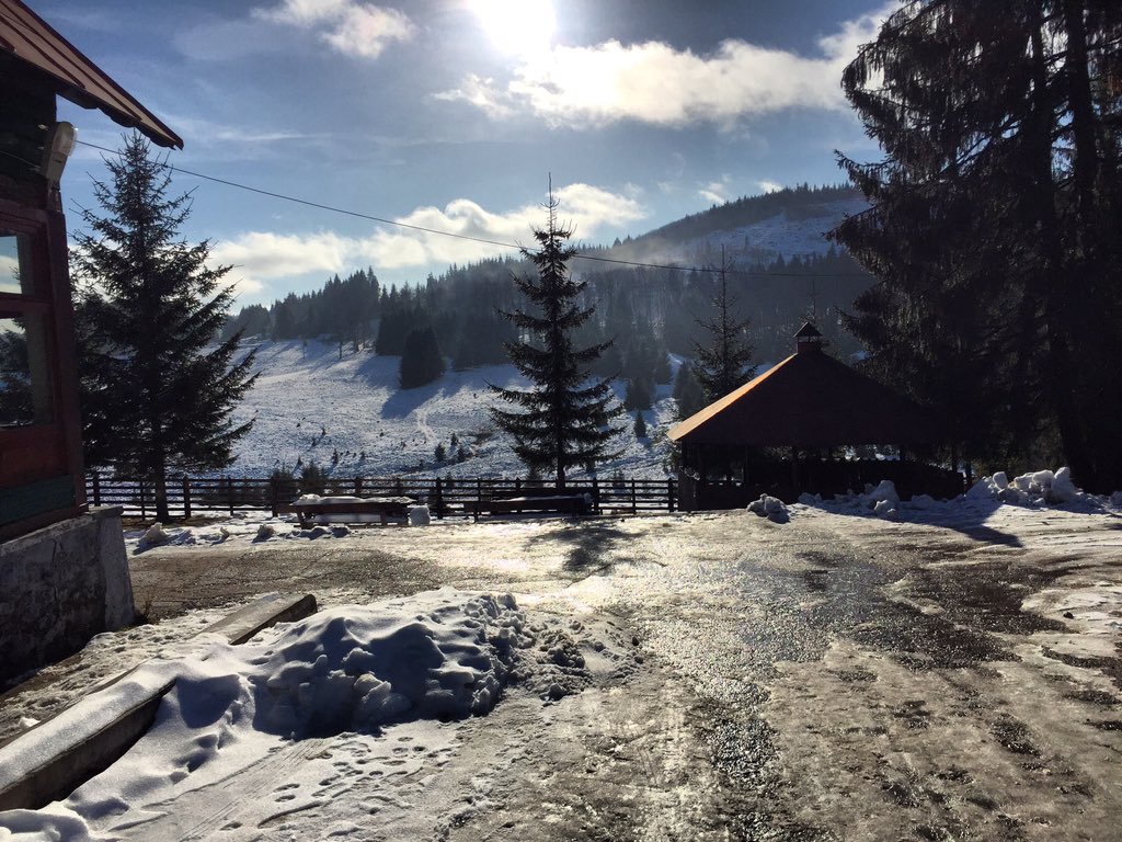 ExcursionScenic's tweet image. The snow is here to stay #Romania #ski#snow#ScenieExcursion