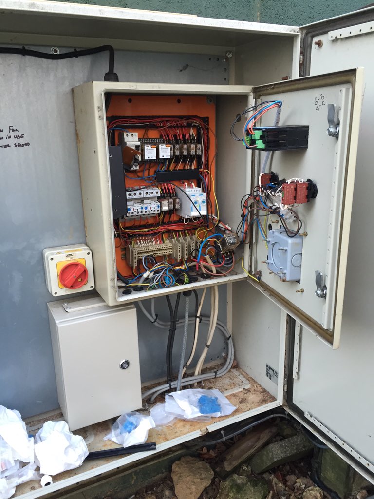 Harpelect's tweet image. Todays @LiveInstall is repairing a antiquated panel and survey to fit some smart @HDL_UK control  #anyonefortennis