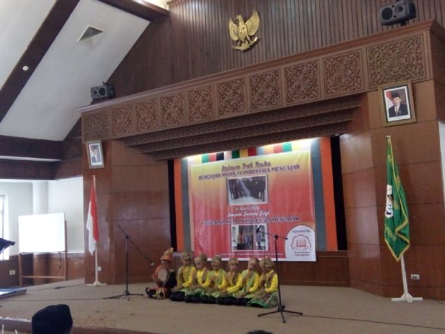 RelawanPintar's tweet photo. Penampilan SD 4 Langkahan Tarian Ratoh @Ind_Mengajar @FestivalGIM @iloveaceh #JAAU https://t.co/0FMJ9lkEkv