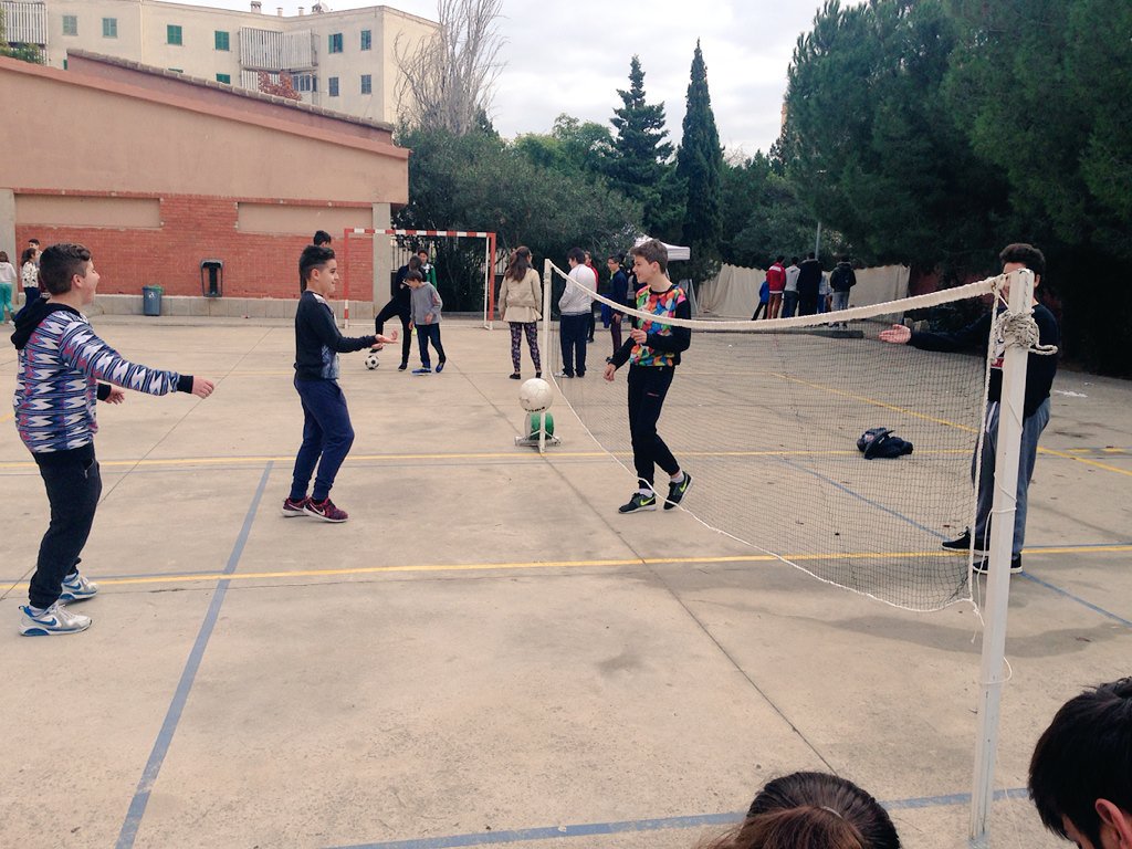 jhonnatan003's tweet photo. Jornada solidaria en @iessonrullan a nosotros nos ha tocado el futvolley #TAFAD https://t.co/uRDbqBpFdN
