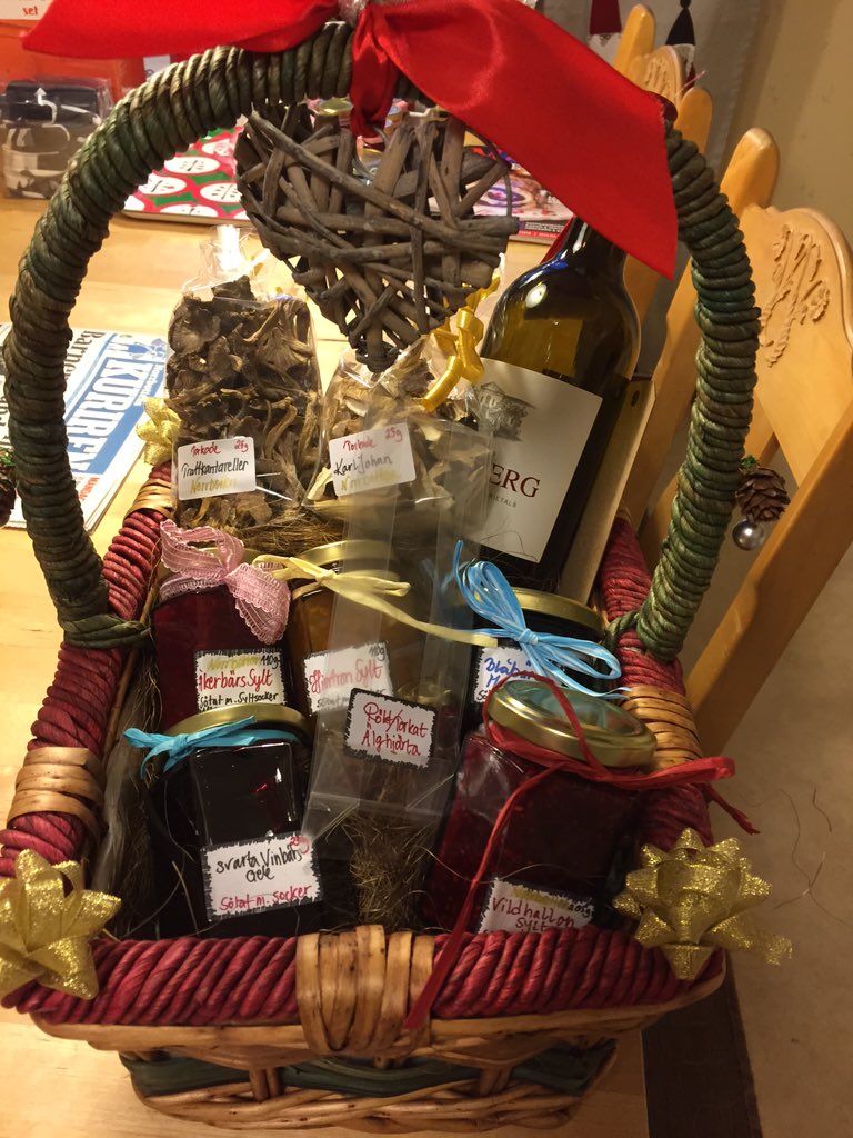 I väntan på hockey så tillverkas det julkorgar😄